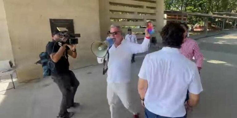 Con megáfono, alcalde Contreras protesta por retraso de 3 horas en centro de votación