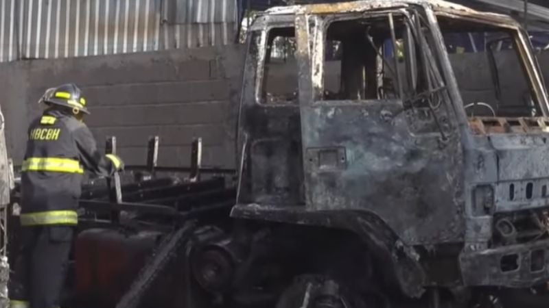 Camión destruido en el incendio