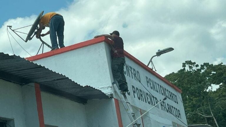 Eliminan red de antenas en centro penal de Atlántida