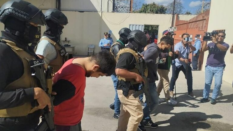 En estas operaciones se decomisaron drogas, un arma y dinero en efectivo proveniente de extorsiones