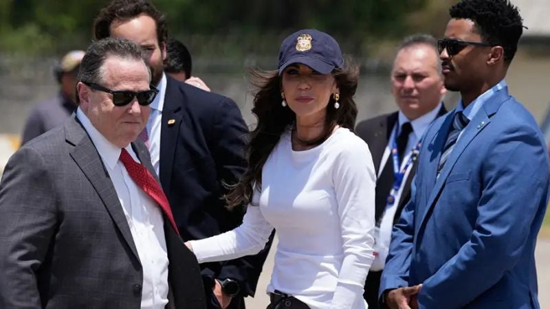 Secretaria de Seguridad de Trump visita cárcel salvadoreña