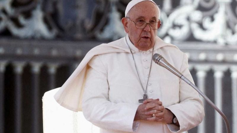 Según fuentes cercanas al papa Francisco, el “Santo Padre” se mantiene alerta, orientado y cooperativo en todo momento. 