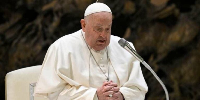 El papa recibe tratamiento de fisioterapia tras pasar otra noche «tranquila» en el hospital