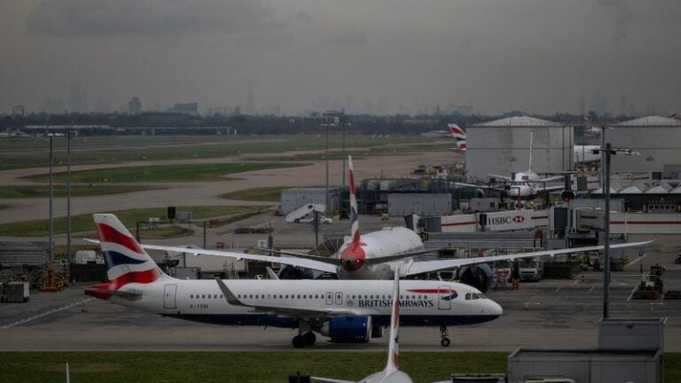 Devastador incendio paraliza el aeropuerto de Heathrow y causa caos global