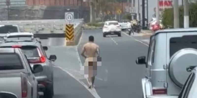 VIDEO: Hombre completamente desnudo interrumpe el tráfico, ¿Dónde ocurrió?