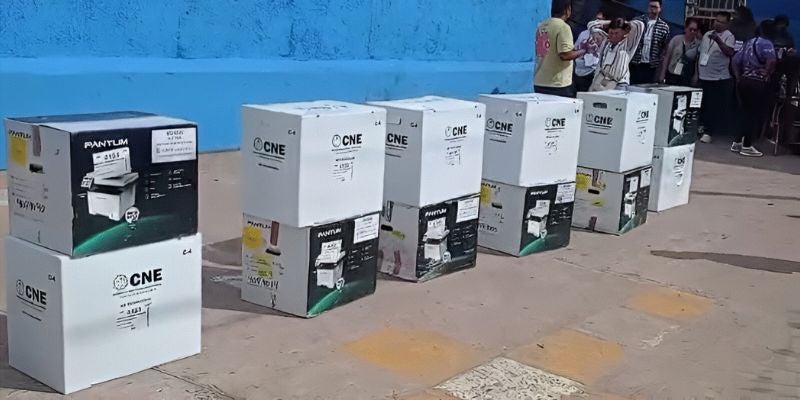 Caos electoral en La Era: Pobladores dejan de votar por maletas abiertas y retrasos