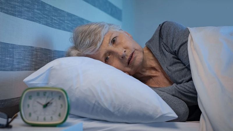 ¿Insomnio en la menopausia? Descubre cómo los cambios hormonales afectan tu descanso nocturno