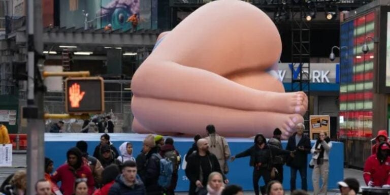 Kim Kardashian arrasa con un inflable gigante de sí misma en Times Square