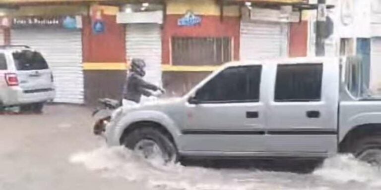 VIDEOS | Calles de San Pedro Sula colapsan por inundaciones