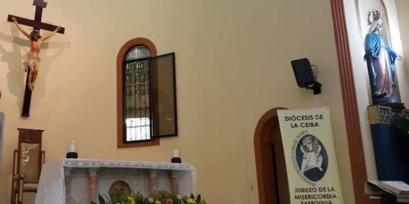 Suspenden a sacerdote de La Ceiba tras denuncia de abuso en redes sociales