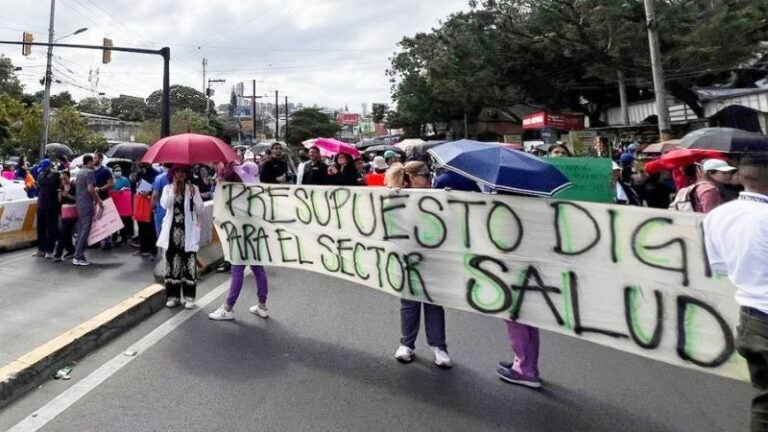 Residentes no ceden protestas