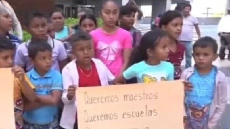 Padres y niños de Patuca protestan en el CCG (1)