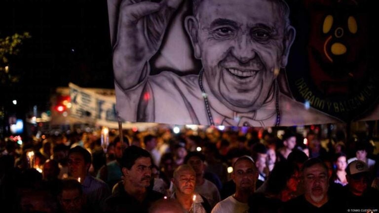 Argentinos marchan con antorchas por el papa