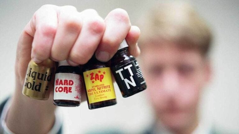 FDA refuerza medidas contra la venta de ‘poppers’