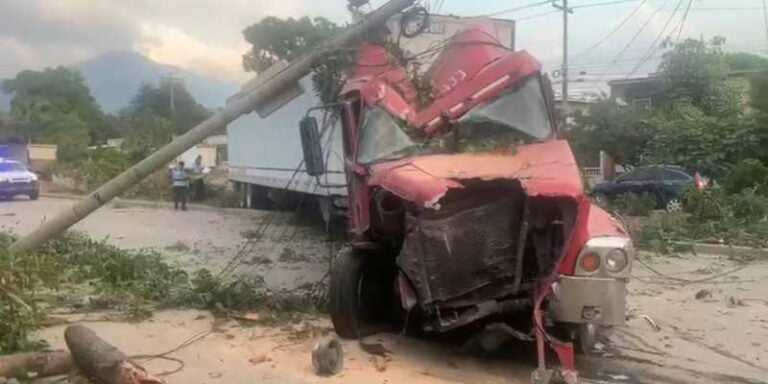 Conductor salvadoreño en estado de ebriedad choca contra poste en SPS