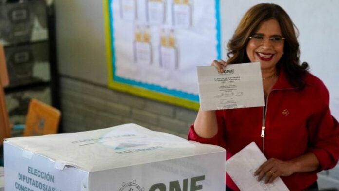 Rixi Moncada ejerce su voto en las elecciones primarias de 2025