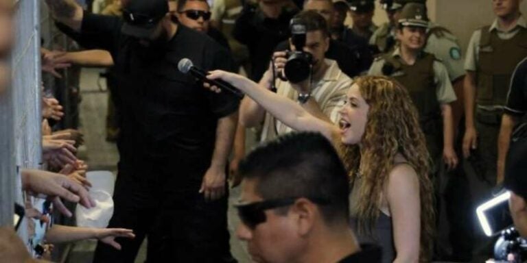 ¡Increíble! Shakira sorprende a sus fans en Chile con un concierto callejero