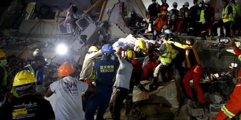 Rescatistas siguen en busca de sobrevivientes a 4 días del desastre