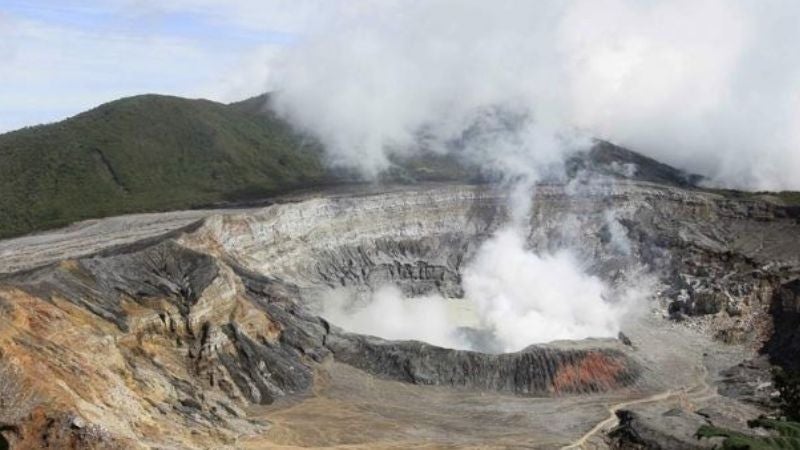 Volcán Poás en Costa Rica registra erupción explosiva y lanza gases a 1,000 metros de altura