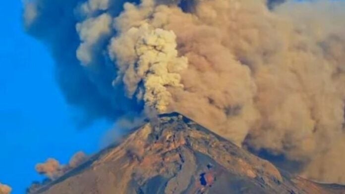 Evacúan a 125 familias por la actividad del volcán de Fuego en Guatemala