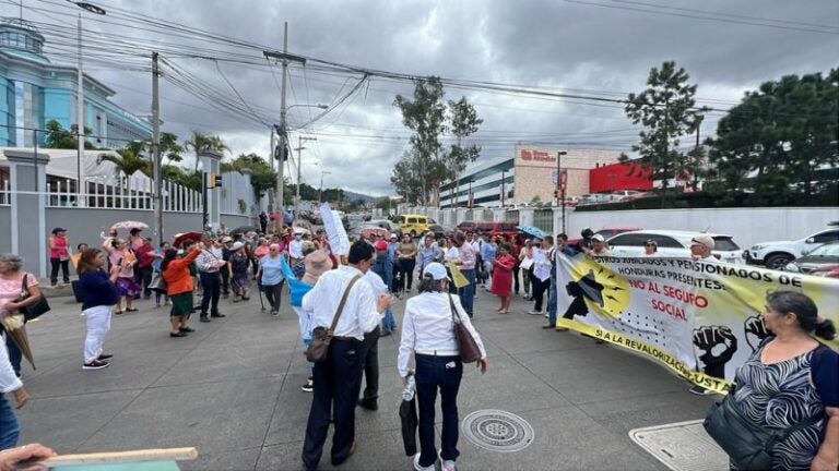 Docentes protestan en INPREMA