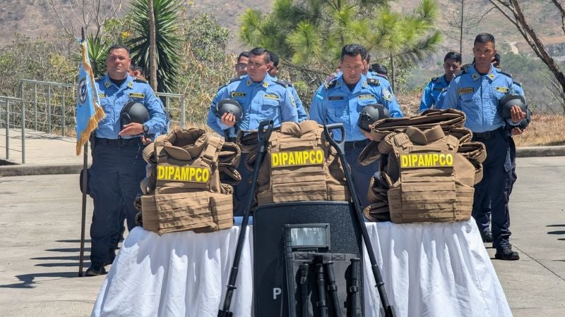 Entrega de equipo a la Policía Nacional