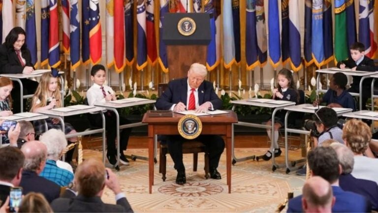 Firma del decreto de Donald Trump