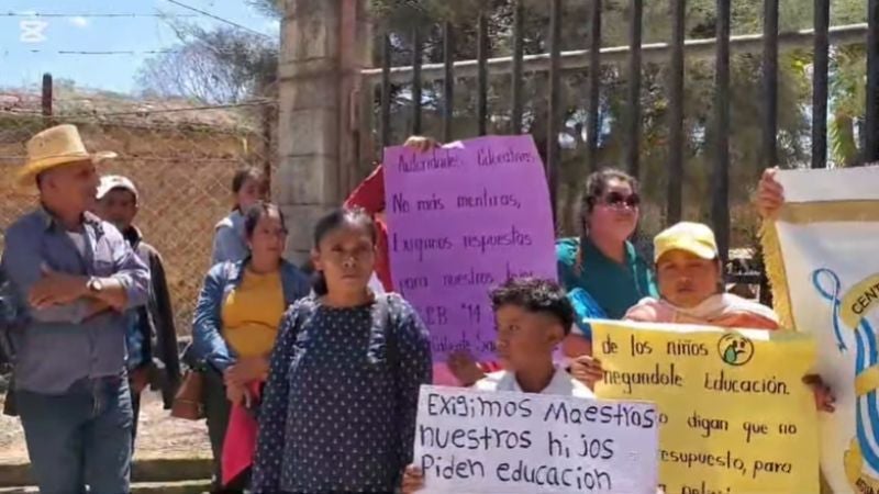 Padres de familia y estudiantes protesta