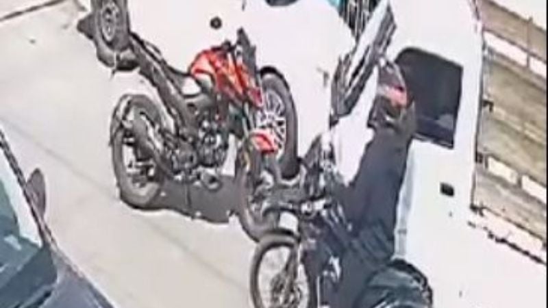 Internautas testificaron que supuestamente el hombre negro es uno de los asaltantes y la motocicleta de su complicé. 