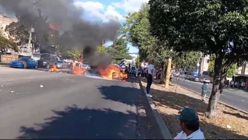 Las manifestaciones comenzaron en la capital por el retraso del material electoral.