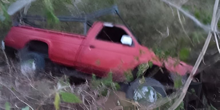 Dos muertos y unos diez heridos al caer vehículo a hondonada en Choluteca