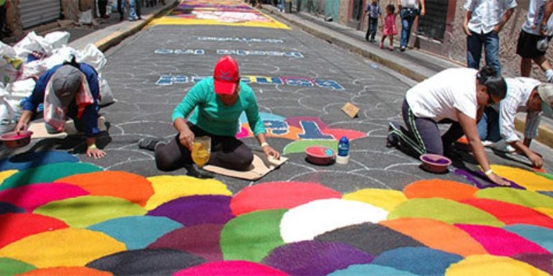 Familias, voluntarios y artistas locales participan en la creación de estas coloridas obras.