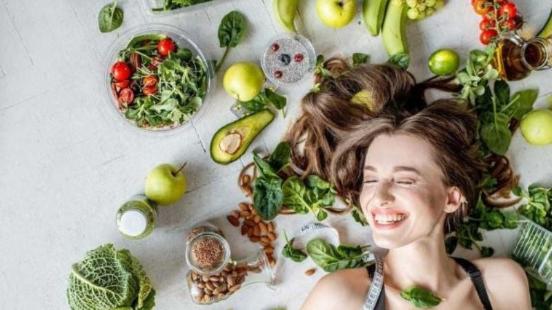 ¿Cómo influye tu dieta y hábitos en la caída del cabello?