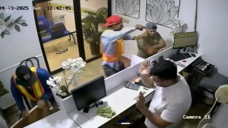 VIDEO | Asaltan negocio en Santa Cruz de Yojoa; ladrones usaban chalecos fluorescentes