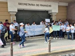 Empleados del CONADEH inician plantón