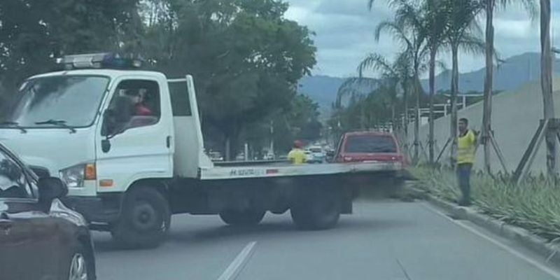 Decomisan carros mal estacionados en las inmediaciones de la embajada de Estados Unidos
