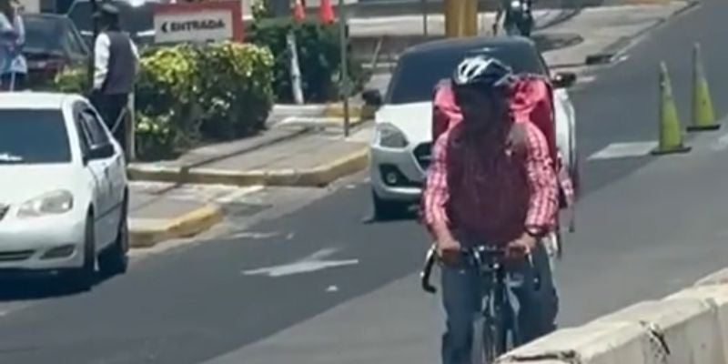 Captan a un delivery realizando su trabajo en bicicleta en TGU