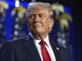 Trump firma orden para penalizar a ciudades que no colaboren con agentes de migración