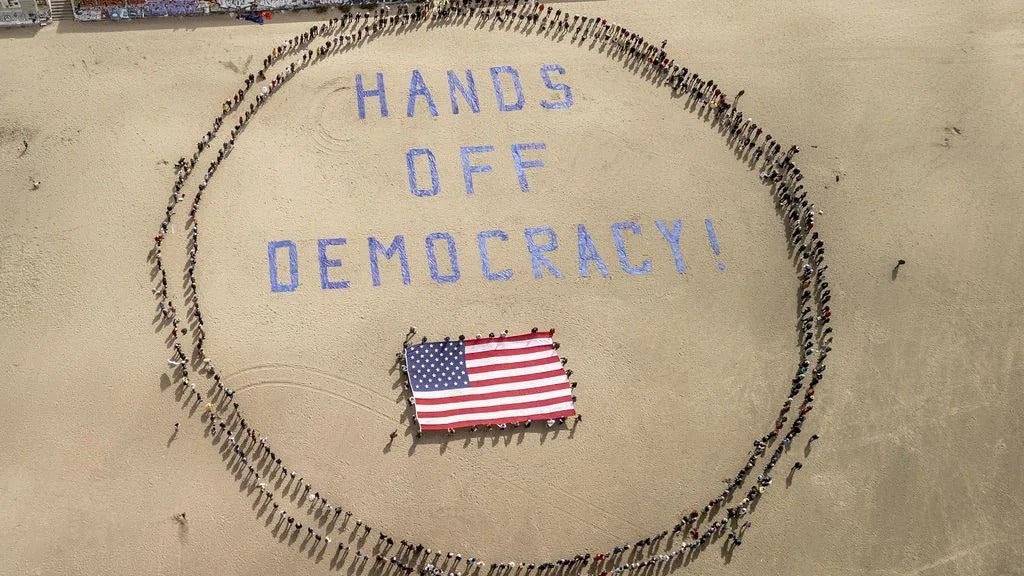 Miles de personas protestan contra Trump y Musk