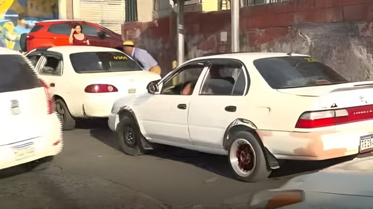 Paralizado punto de taxis Kennedy-Centro por cobro de extorsión