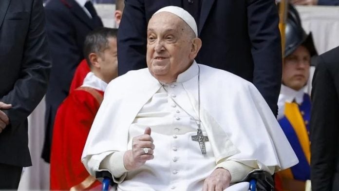 El papa, sin asistencia de oxígeno, saluda a los fieles en San Pedro por Semana Santa