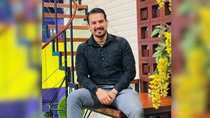 Elton Morazán cobra por publicidad