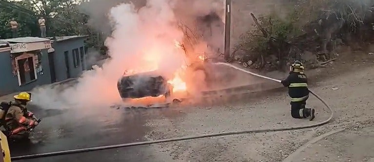Terror en la Kennedy cuerpo calcinado automóvil