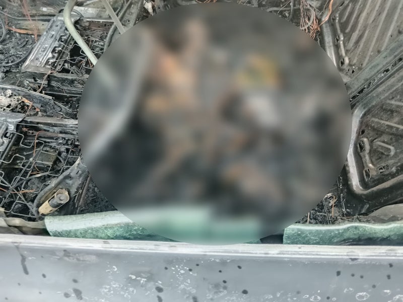 Terror en la Kennedy cuerpo calcinado automóvil