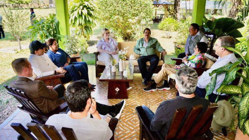 Laura Dogu con la familia presidencial