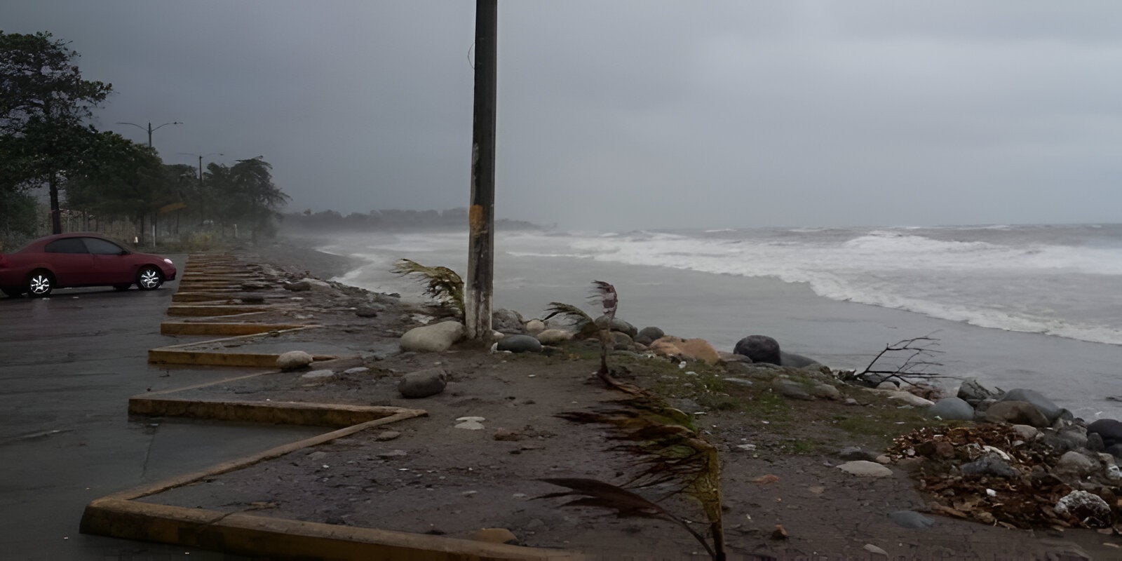 Condiciones climáticas obligan a cerrar el tráfico marítimo y restringir vuelos en La Ceiba
