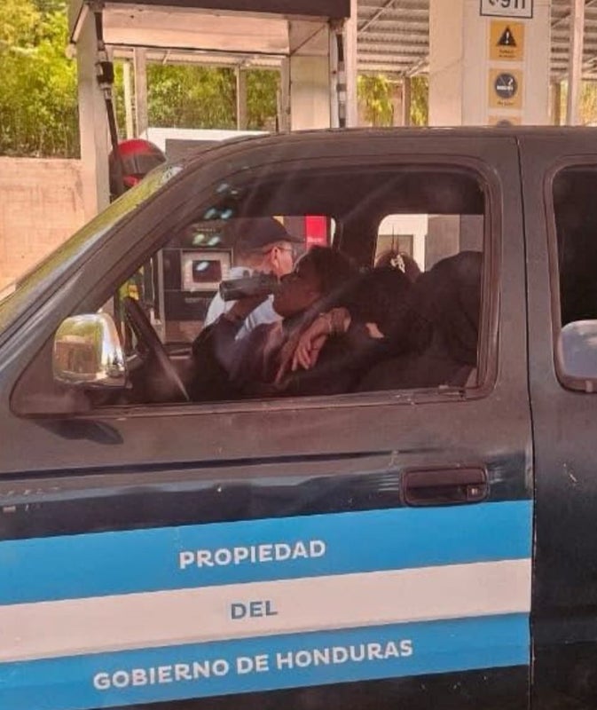 personas bebiendo carro del Estado Choluteca