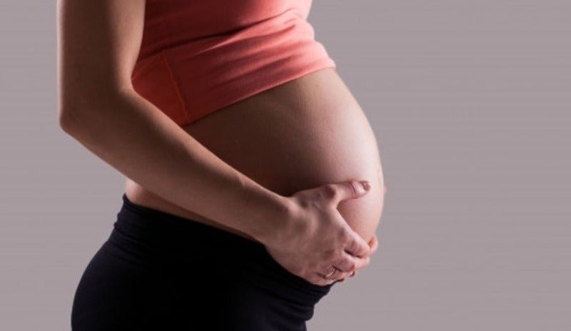 Mujer dolor de estomago bebé