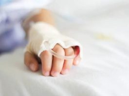 Niña sobrevive de caida mortal