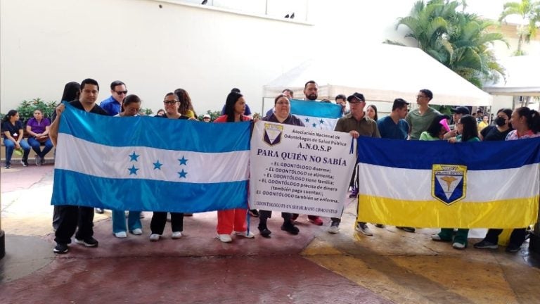 Odontólogos protestan en bajos del Congreso Nacional